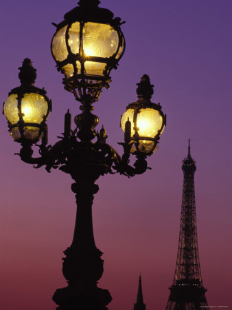 lamp-post-and-the-eiffel-tower-at-night